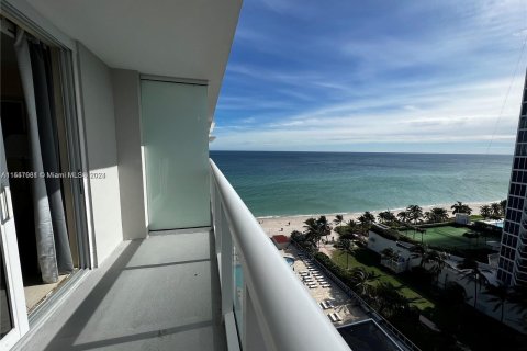 Hotel en venta en Sunny Isles Beach, Florida, 33.44 m2 № 1094768 - foto 1