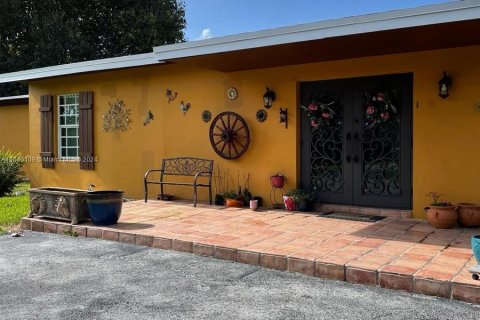 House in Miami, Florida 5 bedrooms, 299.52 sq.m. № 1316043 - photo 1