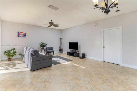 Townhouse in Pembroke Pines, Florida 4 bedrooms, 138.98 sq.m. № 1292816 - photo 5