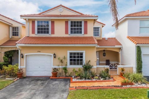 Townhouse in Pembroke Pines, Florida 4 bedrooms, 138.98 sq.m. № 1292816 - photo 1