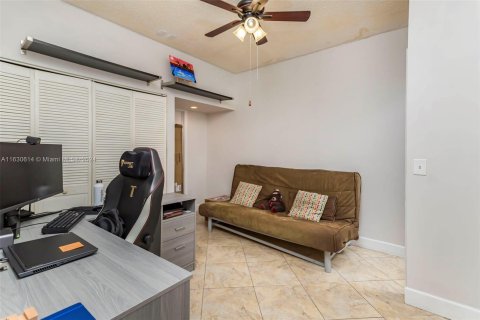 Townhouse in Pembroke Pines, Florida 4 bedrooms, 138.98 sq.m. № 1292816 - photo 12