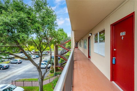 Copropriété à vendre à Pembroke Pines, Floride: 2 chambres, 88.54 m2 № 1171949 - photo 1