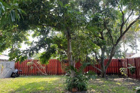 House in West Park, Florida 3 bedrooms, 108.79 sq.m. № 1175474 - photo 2