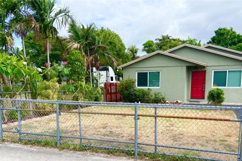 House in West Park, Florida 3 bedrooms, 108.79 sq.m. № 1175474 - photo 1