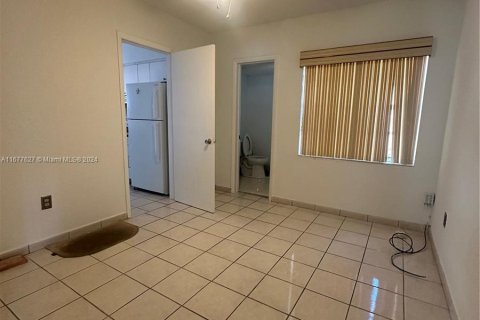 House in Hialeah, Florida 5 bedrooms, 168.8 sq.m. № 1403140 - photo 6