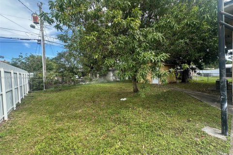 House in Hialeah, Florida 5 bedrooms, 168.8 sq.m. № 1403140 - photo 14