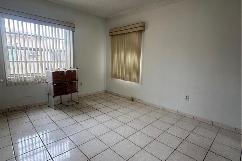 House in Hialeah, Florida 5 bedrooms, 168.8 sq.m. № 1403140 - photo 5