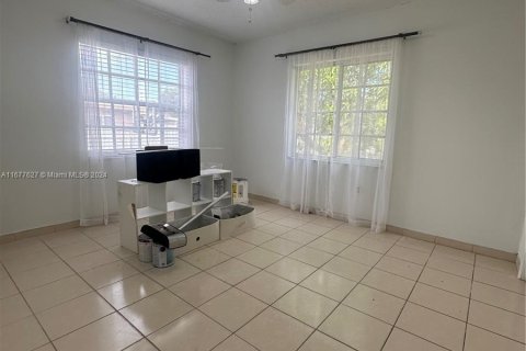 Casa en venta en Hialeah, Florida, 5 dormitorios, 168.8 m2 № 1403140 - foto 12