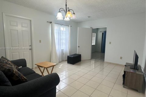 Casa en venta en Hialeah, Florida, 5 dormitorios, 168.8 m2 № 1403140 - foto 10