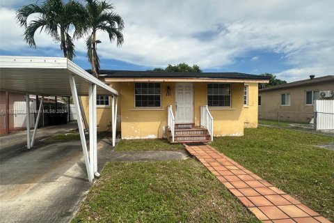 House in Hialeah, Florida 5 bedrooms, 168.8 sq.m. № 1403140 - photo 1