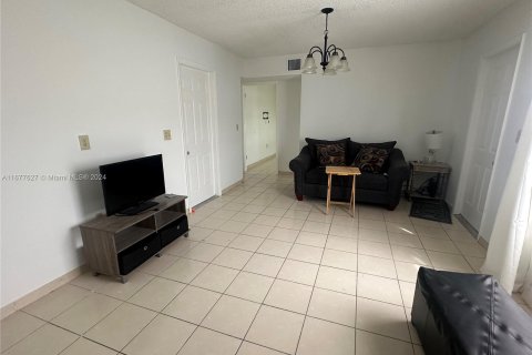 Casa en venta en Hialeah, Florida, 5 dormitorios, 168.8 m2 № 1403140 - foto 9