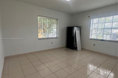 House in Hialeah, Florida 5 bedrooms, 168.8 sq.m. № 1403140 - photo 13