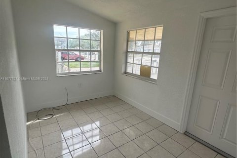 Casa en venta en Hialeah, Florida, 5 dormitorios, 168.8 m2 № 1403140 - foto 20