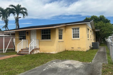 House in Hialeah, Florida 5 bedrooms, 168.8 sq.m. № 1403140 - photo 17