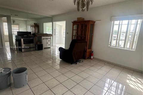 House in Hialeah, Florida 5 bedrooms, 168.8 sq.m. № 1403140 - photo 2