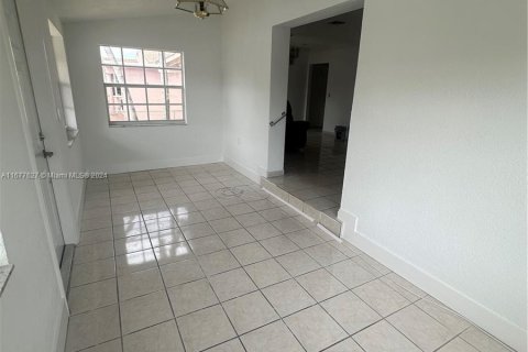 House in Hialeah, Florida 5 bedrooms, 168.8 sq.m. № 1403140 - photo 19