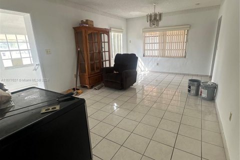 Casa en venta en Hialeah, Florida, 5 dormitorios, 168.8 m2 № 1403140 - foto 21