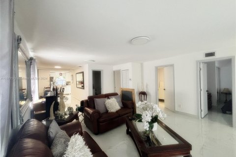 Casa en venta en Miami, Florida, 3 dormitorios, 95.5 m2 № 1403096 - foto 24