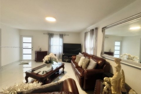 Casa en venta en Miami, Florida, 3 dormitorios, 95.5 m2 № 1403096 - foto 8