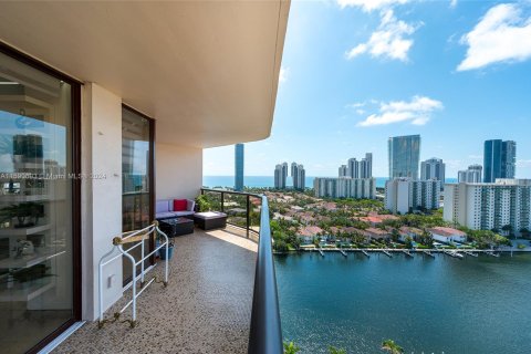 Condo in Aventura, Florida, 2 bedrooms  № 1181665 - photo 24