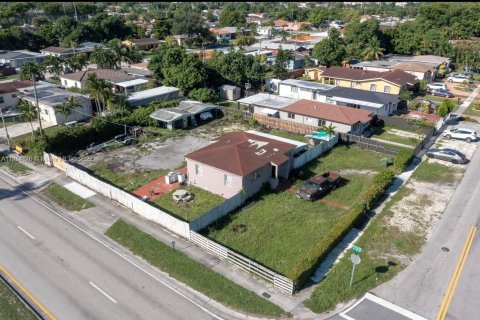 House in Hialeah, Florida 2 bedrooms, 76.64 sq.m. № 124310 - photo 13