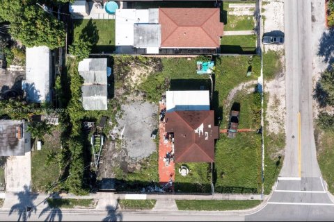 Casa en venta en Hialeah, Florida, 2 dormitorios, 76.64 m2 № 124310 - foto 2