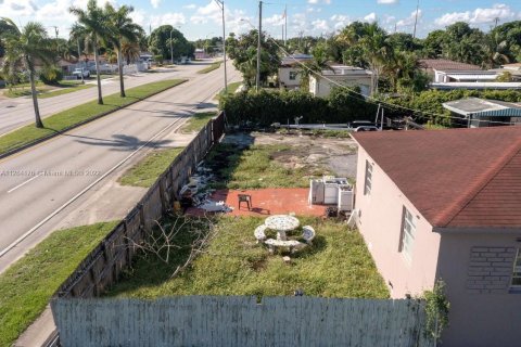 House in Hialeah, Florida 2 bedrooms, 76.64 sq.m. № 124310 - photo 11