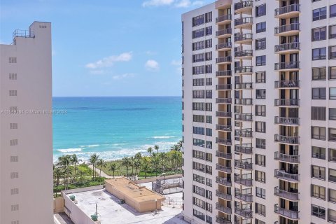 Condominio en venta en Bal Harbour, Florida, 2 dormitorios, 124.67 m2 № 1315511 - foto 1