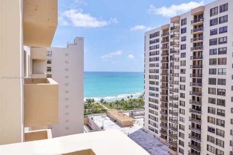 Condominio en venta en Bal Harbour, Florida, 2 dormitorios, 124.67 m2 № 1315511 - foto 11