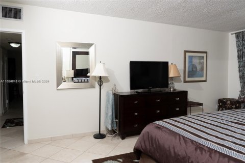 Condo in Hollywood, Florida, 2 bedrooms  № 1224425 - photo 11