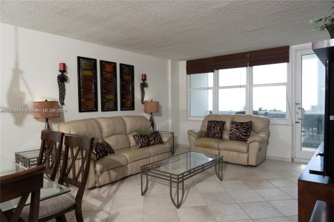 Condo in Hollywood, Florida, 2 bedrooms  № 1224425 - photo 24