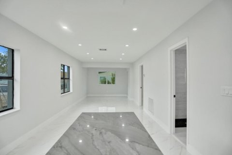 Villa ou maison à vendre à Hollywood, Floride: 2 chambres, 88.26 m2 № 1224453 - photo 28