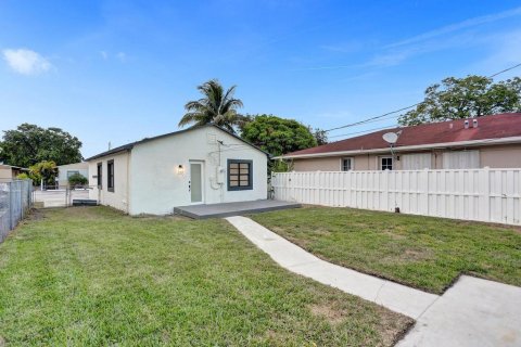 House in Hollywood, Florida 2 bedrooms, 88.26 sq.m. № 1224453 - photo 7