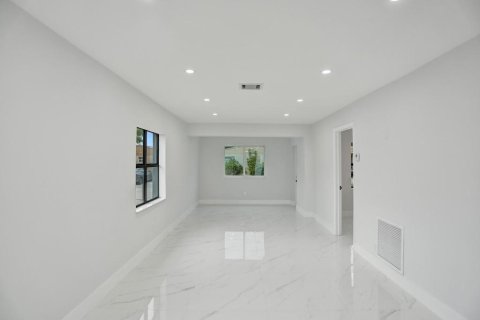 Villa ou maison à vendre à Hollywood, Floride: 2 chambres, 88.26 m2 № 1224453 - photo 25
