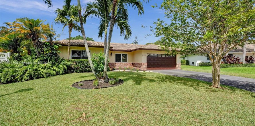 House in Coral Springs, Florida 3 bedrooms, 162.95 sq.m. № 1235256