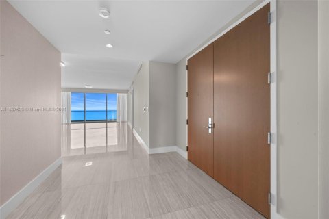 Condominio en venta en Bal Harbour, Florida, 3 dormitorios, 321.81 m2 № 1228911 - foto 2