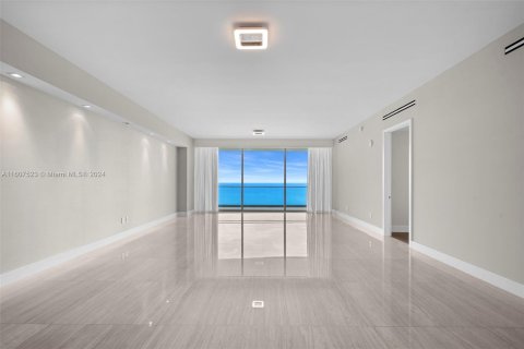 Condominio en venta en Bal Harbour, Florida, 3 dormitorios, 321.81 m2 № 1228911 - foto 4