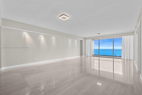 Condominio en venta en Bal Harbour, Florida, 3 dormitorios, 321.81 m2 № 1228911 - foto 3