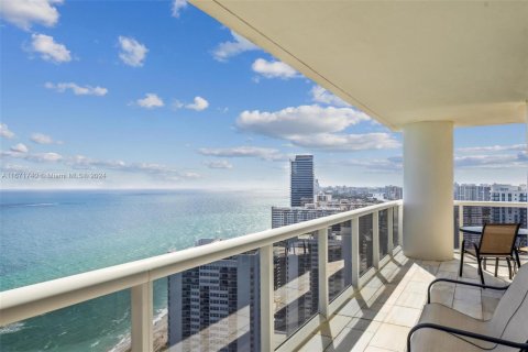 Condo in Hallandale Beach, Florida, 3 bedrooms  № 1392055 - photo 1