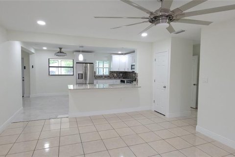 House in Bradenton, Florida 3 bedrooms, 141.21 sq.m. № 1349775 - photo 6