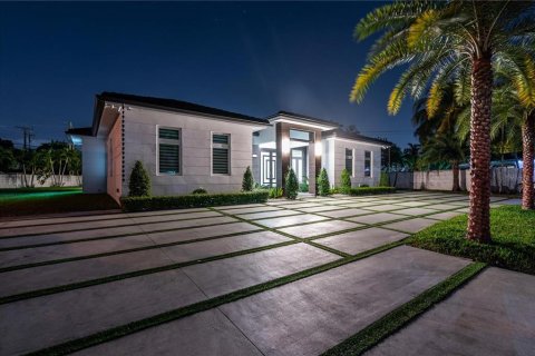 House in Miami, Florida 4 bedrooms, 264.03 sq.m. № 1376777 - photo 20