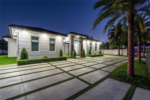 Villa ou maison à vendre à Miami, Floride: 4 chambres, 264.03 m2 № 1376777 - photo 13