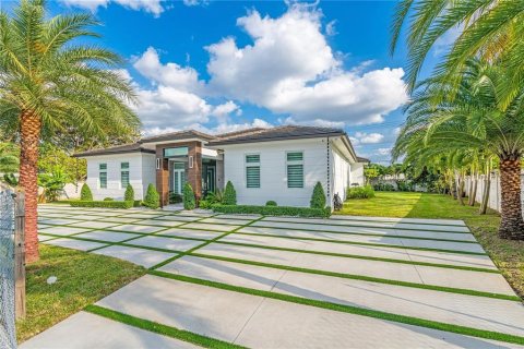 Villa ou maison à vendre à Miami, Floride: 4 chambres, 264.03 m2 № 1376777 - photo 2