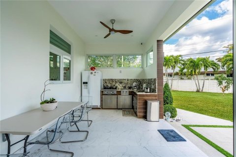 House in Miami, Florida 4 bedrooms, 264.03 sq.m. № 1376777 - photo 8