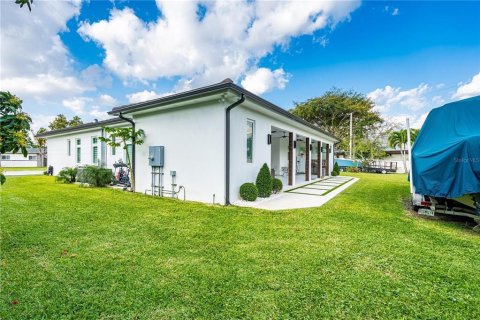 Villa ou maison à vendre à Miami, Floride: 4 chambres, 264.03 m2 № 1376777 - photo 4