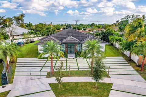 Villa ou maison à vendre à Miami, Floride: 4 chambres, 264.03 m2 № 1376777 - photo 1