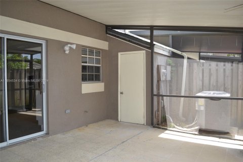 Townhouse in Cooper City, Florida 3 bedrooms, 135.54 sq.m. № 1358457 - photo 11