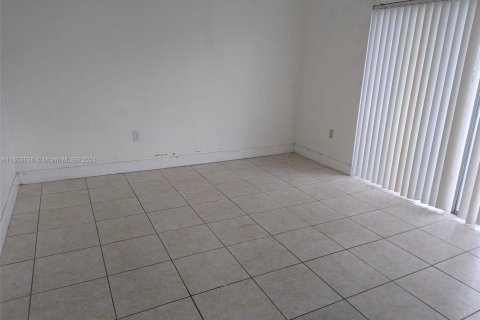 Condo in Miami, Florida, 1 bedroom  № 1358459 - photo 11