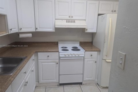 Condo in Miami, Florida, 1 bedroom  № 1358459 - photo 6