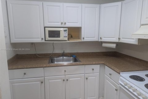 Condo in Miami, Florida, 1 bedroom  № 1358459 - photo 5